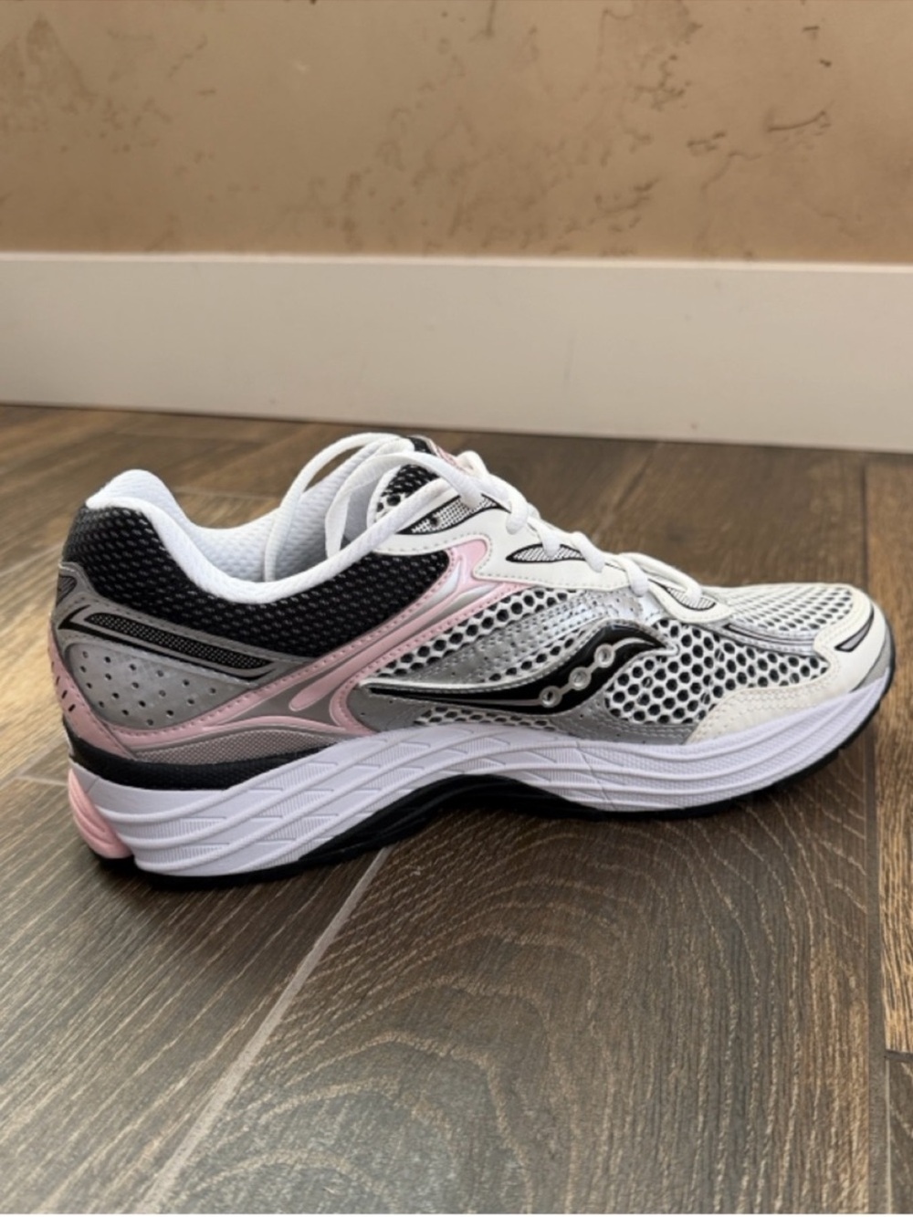 Saucony Men's Silver/Pink Retro
ProGrid Omni 9 Lifestyle Sneaker—11 - Picture 9 of 15
